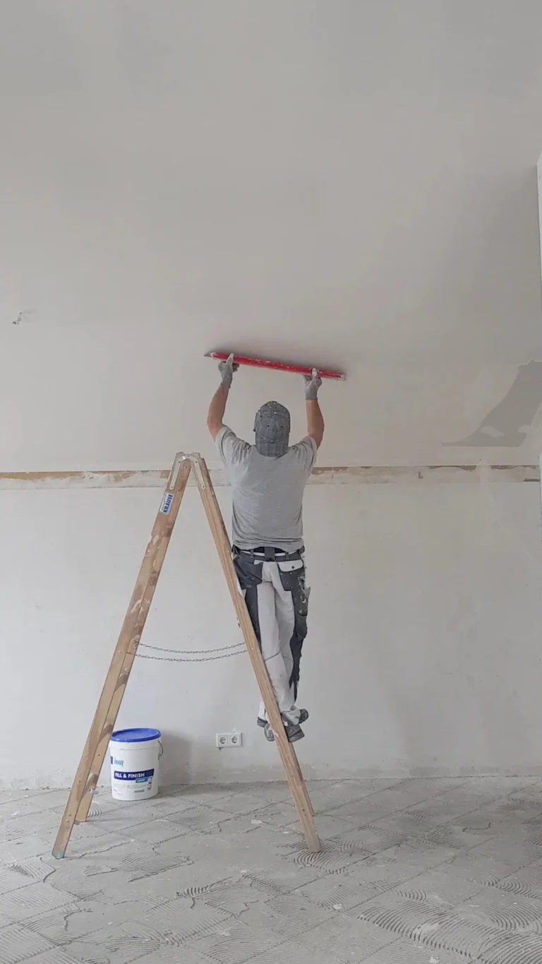 Feinverspachtelung Q3-Q4 in einer Dachgeschosswohnung - manuelle Nachbearbeitung im Wand-Decken-Anschluss