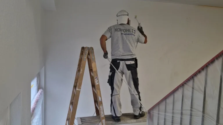 Airless-Anstrich der Treppenhauswand - maschineller Farbauftrag