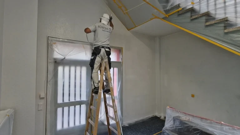 Airless-Anstrich an Decke und Schräge im Treppenhaus, auch in schwer zugänglichen Bereichen