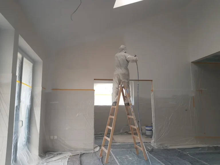 Großflächige Airless-Arbeiten - abgeklebte und abgedeckte Flächen im Holzrahmenbau