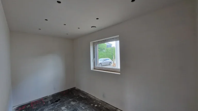 Fertig gespachtelte, gleichmäßige Wand- und Deckenflächen im Fertighaus
