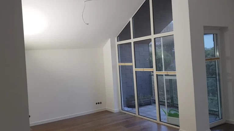 Fertige Dachgeschosswohnung - glatte Wandflächen an Dachschräge und großer Giebelfensterfront