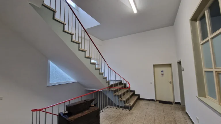 Fertig gestrichenes Treppenhaus - gleichmäßige Wandflächen am Treppenlauf