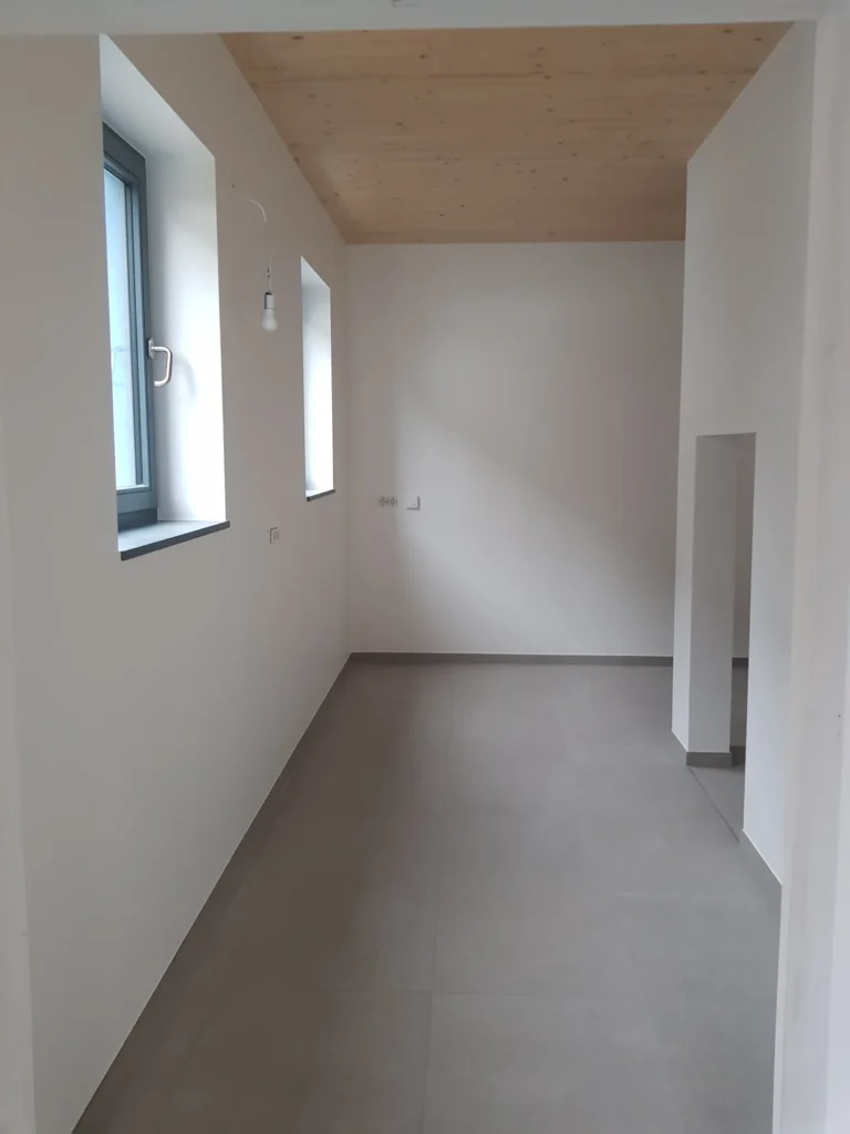 Fertige Q3-Oberflächen unter sichtbarer Holzdecke im Holzrahmenbau